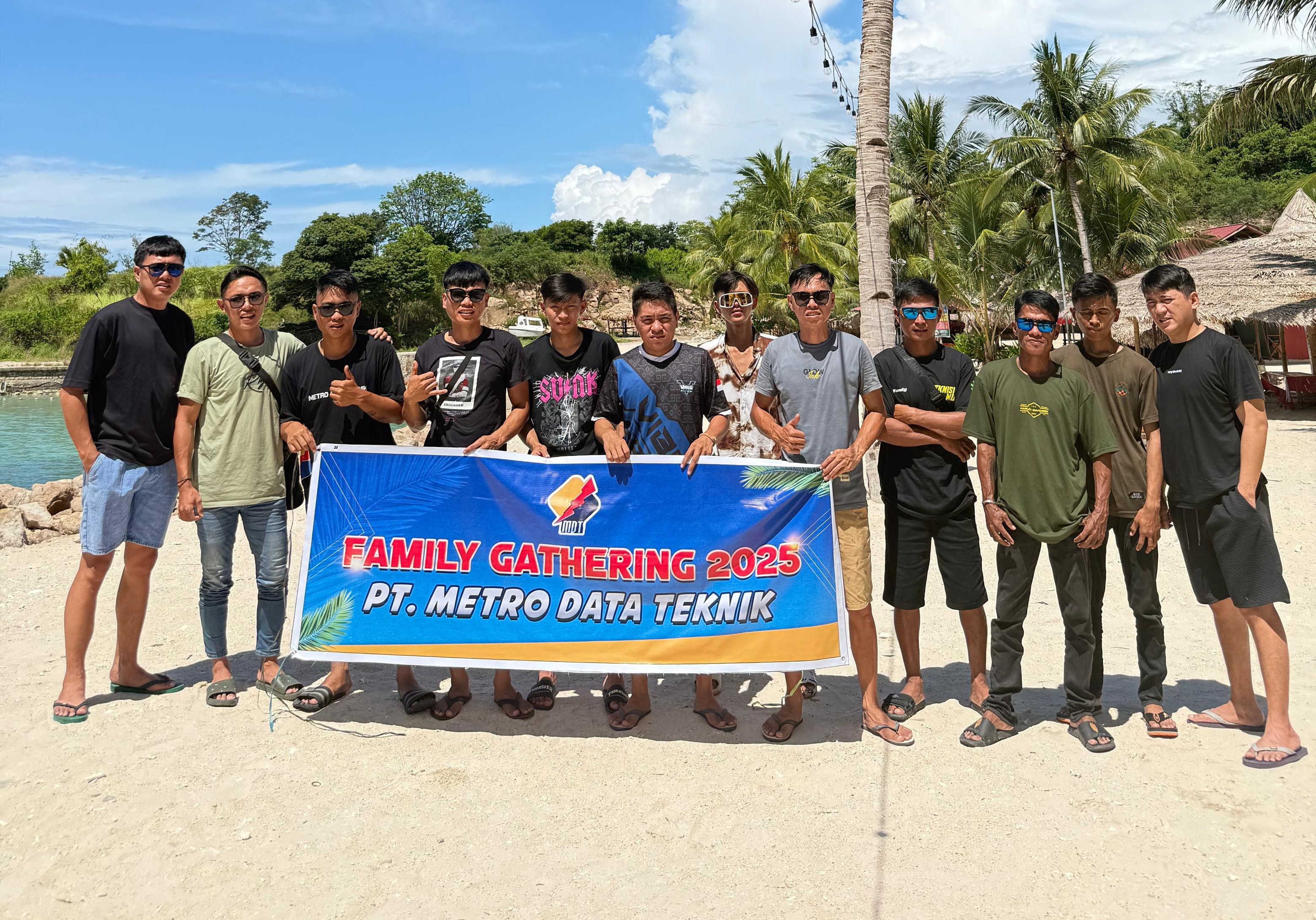 PT. Metro Data Teknik Eratkan Kekompakan Lewat Family Gathering 2025 di Pantai Batu Buaya